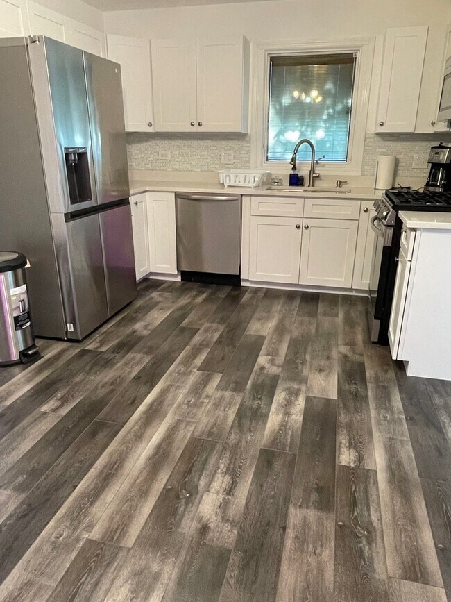 Building Photo - 560 Dover Dr