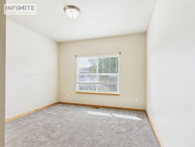 Foto del edificio - 3 Bedroom with Attached Garage