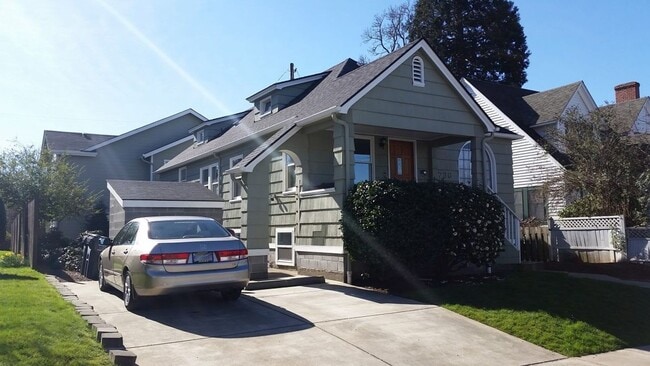 Building Photo - Large Classic Campus Home