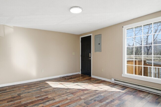 Foto del edificio - 2 Bed / 1 Bath. Off street parking.