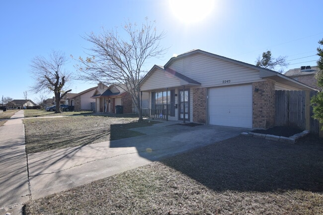 Building Photo - 2245 Hilltop Loop