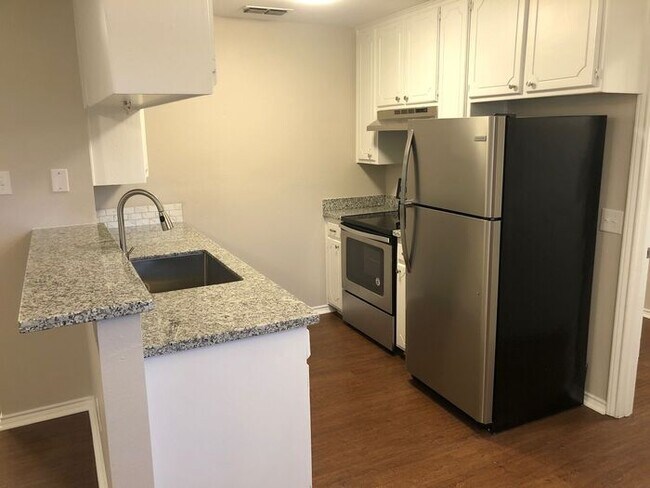 Building Photo - 4044 Oak Hill Dr