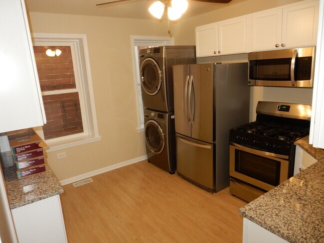 Building Photo - 3047 S Poplar Ave