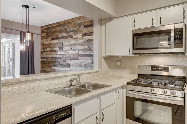 Building Photo - 1544 Hialeah Dr