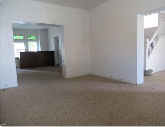 Building Photo - 6 bedrooms Student Housing Available for r...
