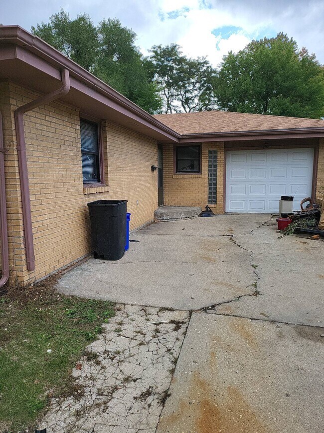Building Photo - 2315 Shelly Dr