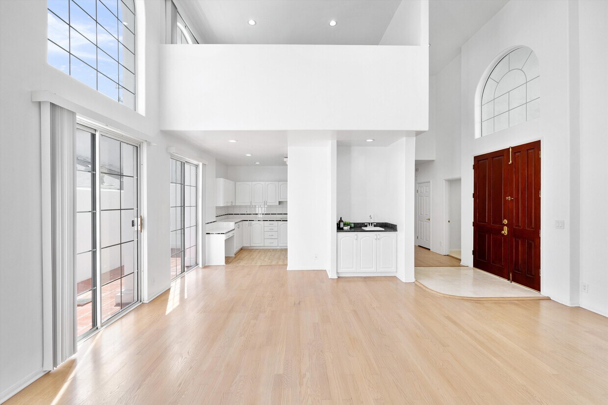 Primary Photo - 1338 Yale St