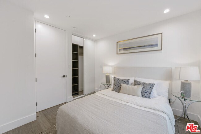 Foto del edificio - 18315 Collins St