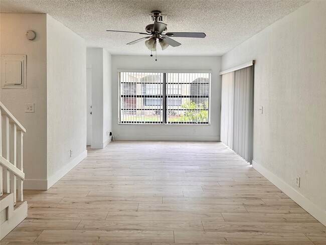 Building Photo - 2580 Coral Springs Dr