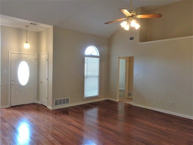 Foto del edificio - 6895 Clearpoint Dr