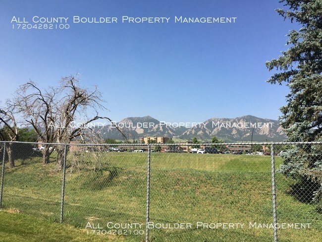 Building Photo - 695 Manhattan Dr