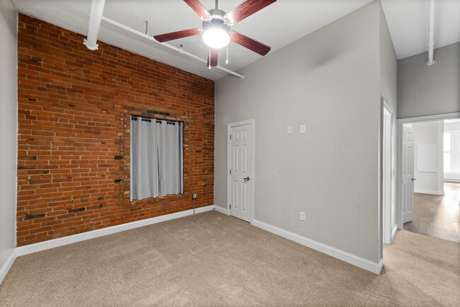 Building Photo - 1224 Huron Rd E