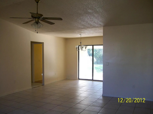 Building Photo - 3/2 Spacious Home in Sarasota with 2 Car G...