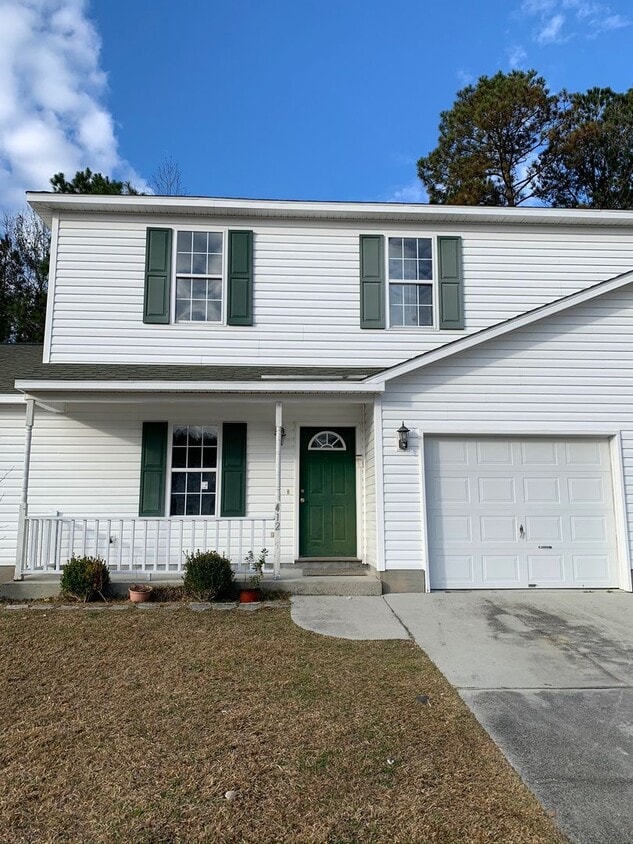 Primary Photo - Adorable Town Home The Stables at Horse Cr...