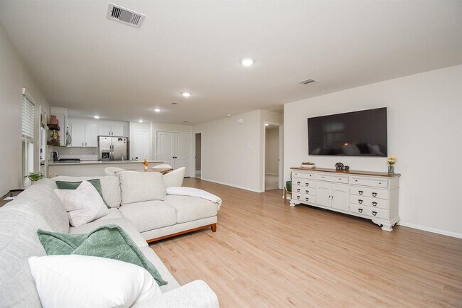 Foto del edificio - 305 Riverwood Village Ln
