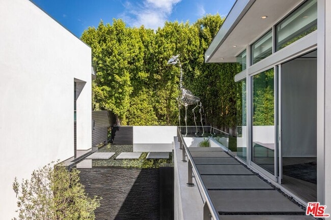 Foto del edificio - 1474 Blue Jay Way