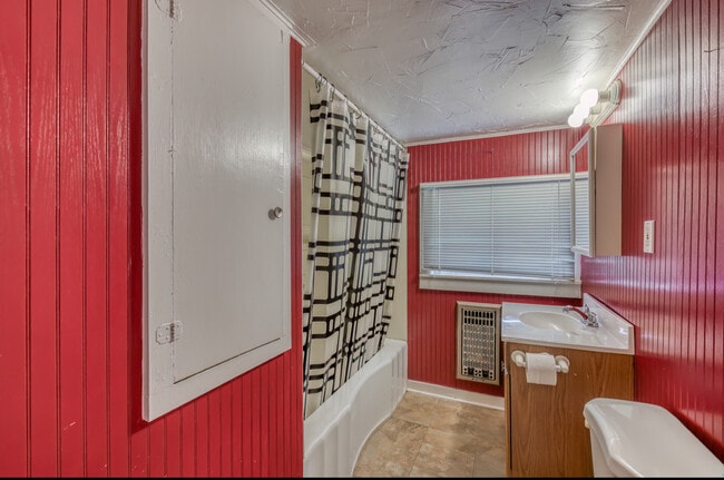 Building Photo - 1609 E Fairview Ave