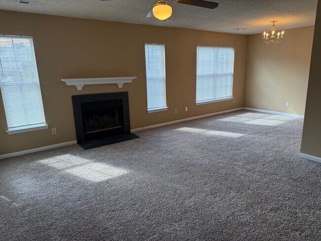 Foto del edificio - Spacious 2BR unit convenient to Guilford College Rd & Wendover