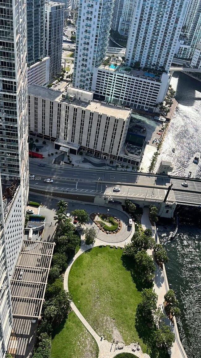Foto del edificio - 465 Brickell Ave