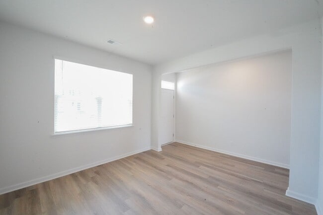 Foto del edificio - Available Now!