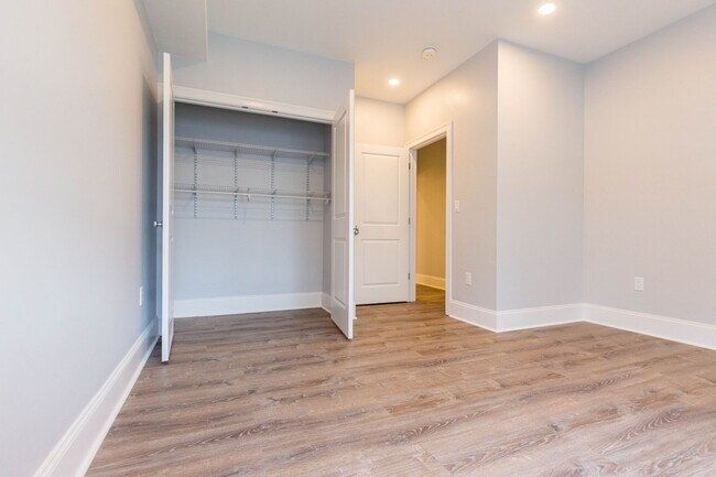 Foto del edificio - No Broker Fee | Renovated 4 Bed, 2 Bath with In-Unit Laundry & Parking