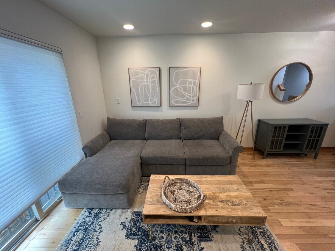 Foto principal - 9006 18th Ave SW