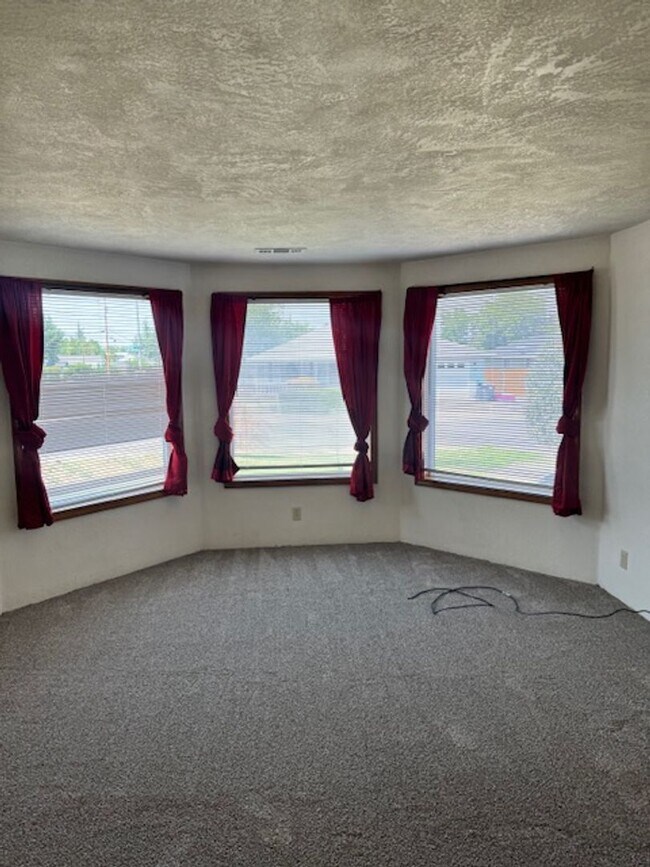 Building Photo - SINGLE LEVEL HOME, GARAGE/ FENCED YARD
