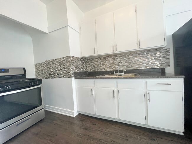 Building Photo - 913 Grattan St
