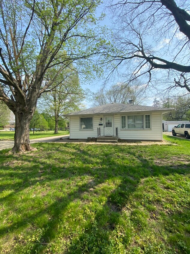 101 W Cypress St, Normal, IL 61761 House Rental in Normal, IL