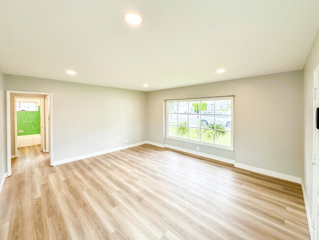 Foto del edificio - 2440 E Washington Blvd
