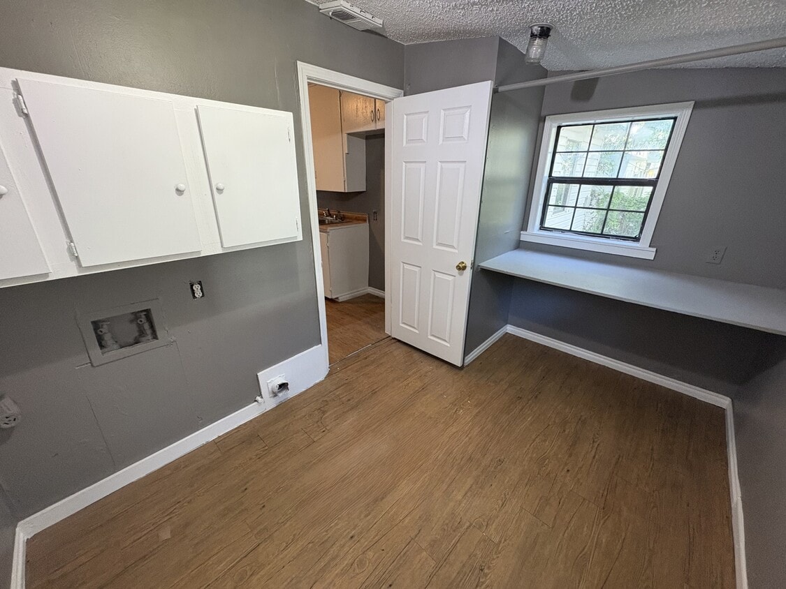 Building Photo - 1044 N Oswego Ave