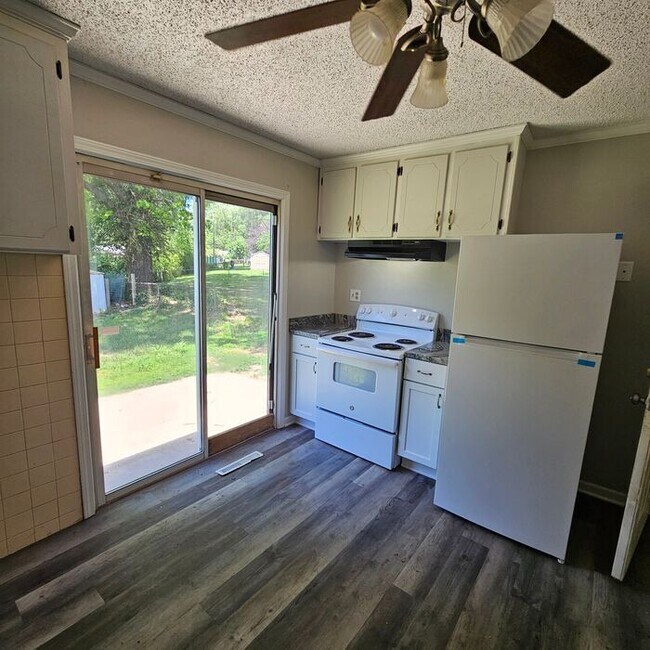 Building Photo - Charming Single-Family Home with Modern Fe...