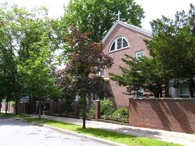 Building Photo - 142 Chestnut St