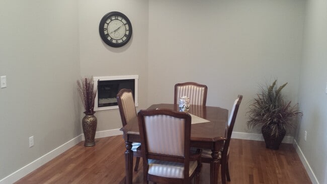 dining - 819 Main St