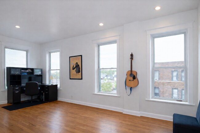 Foto del edificio - 3535 W Armitage Ave