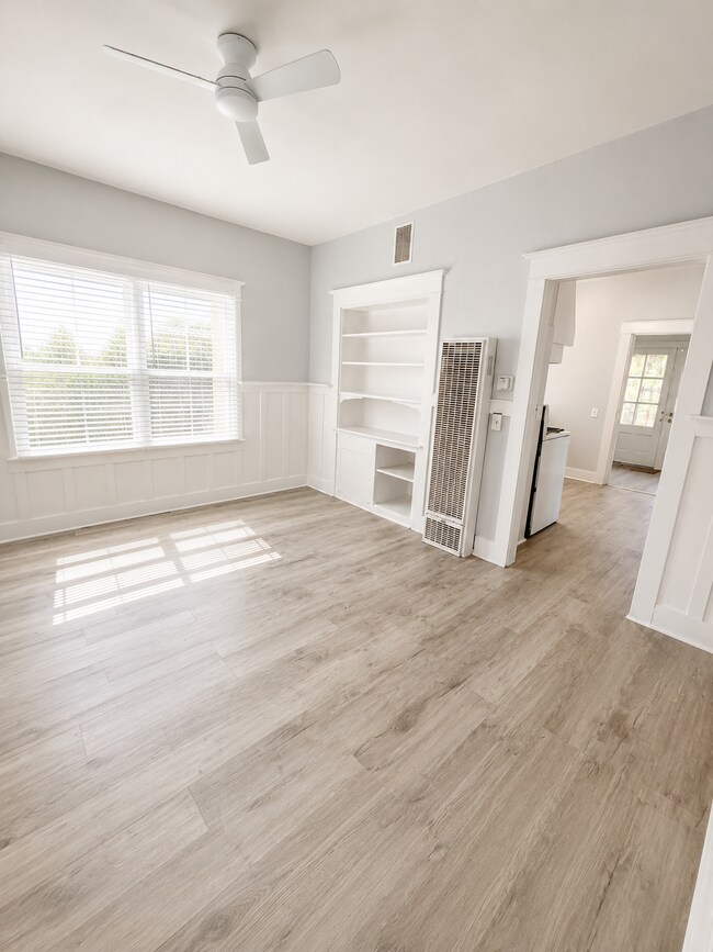 Building Photo - Private yard and parking, spacious updated interior. Don't miss out.