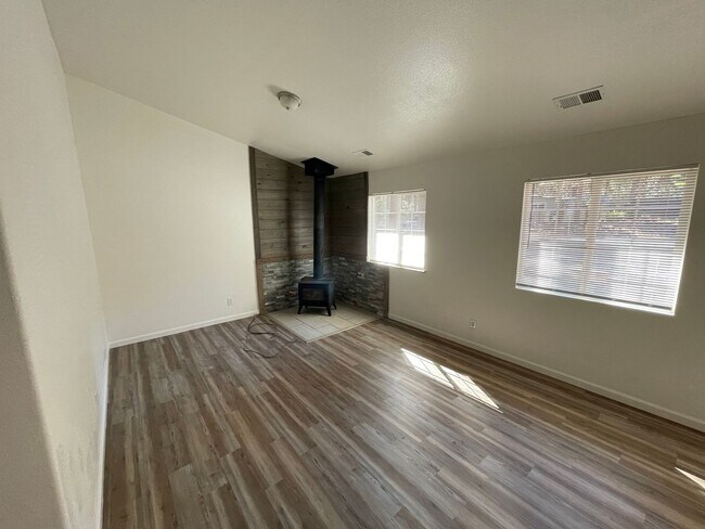 Foto del edificio - 3 bedroom 2 bath home in Magalia, attached...