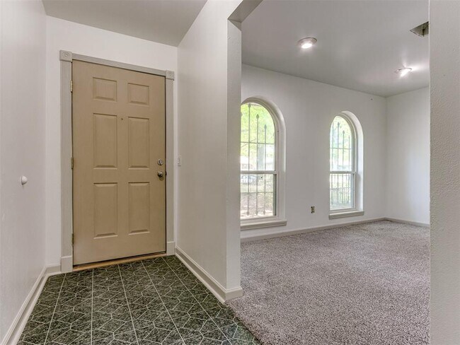 Building Photo - 616 Whispering Oak Rd