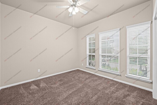 Foto del edificio - 5620 Blackstone Dr