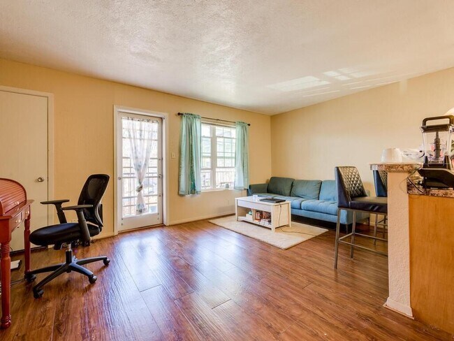 Foto del edificio - 910 Duncan Ln