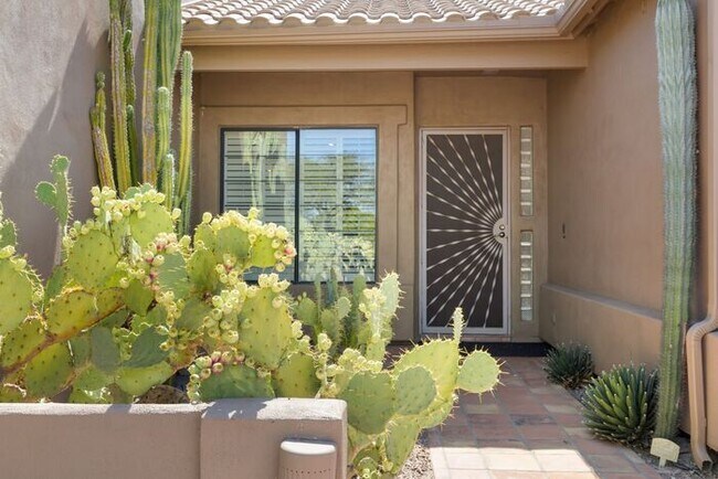 Building Photo - Nice Red Mountain home with 3 car garage a...