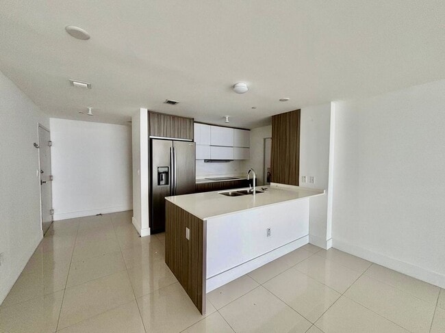 Foto del edificio - 600 NE 27th St