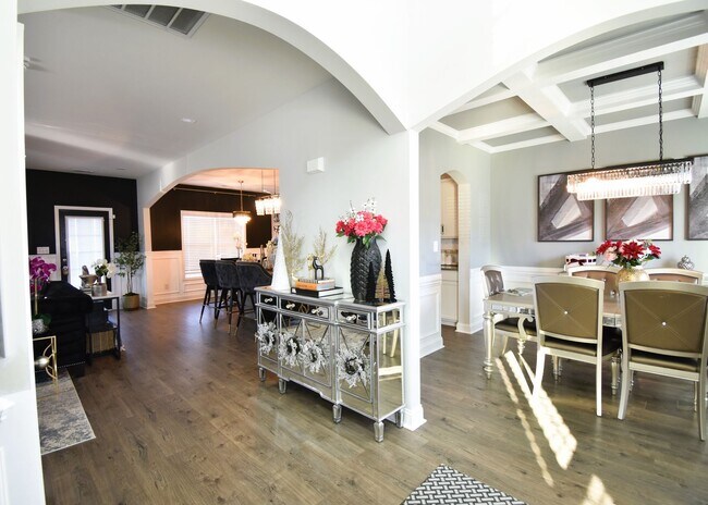 Building Photo - 4 Bedroom 3.5 Bathroom