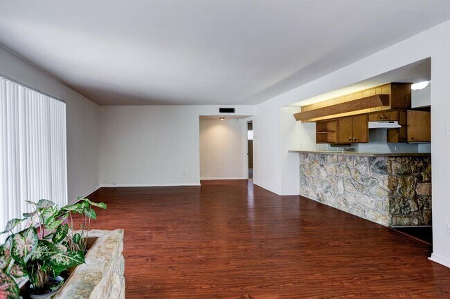 Building Photo - 3703 Roseland St