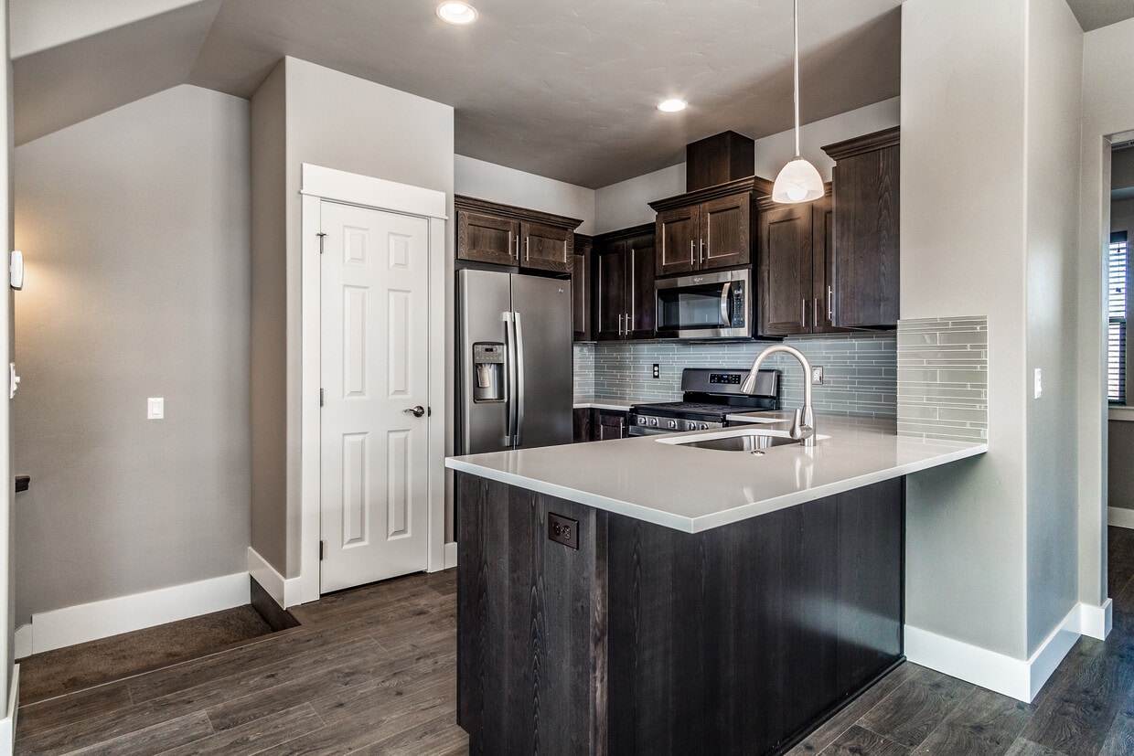 Primary Photo - 20500 Empire Ave