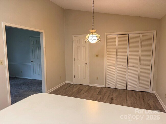 Building Photo - 578 Wren Rd