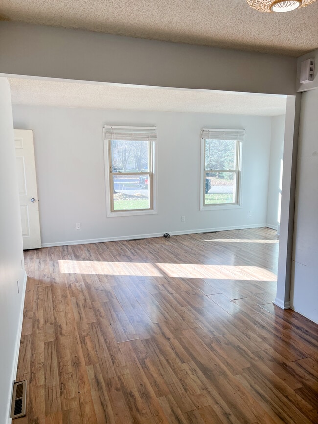 Building Photo - 7021 Bonaire Dr NE