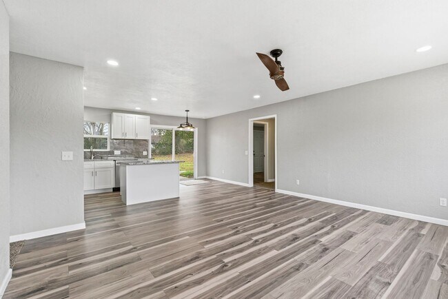 Foto del edificio - Newly Remodeled | 4 Bedroom | 3 Bathroom | 2 Ensuite's | Nixa, MO School District!