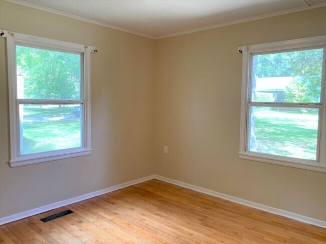 Building Photo - 406 Westside Heights Dr