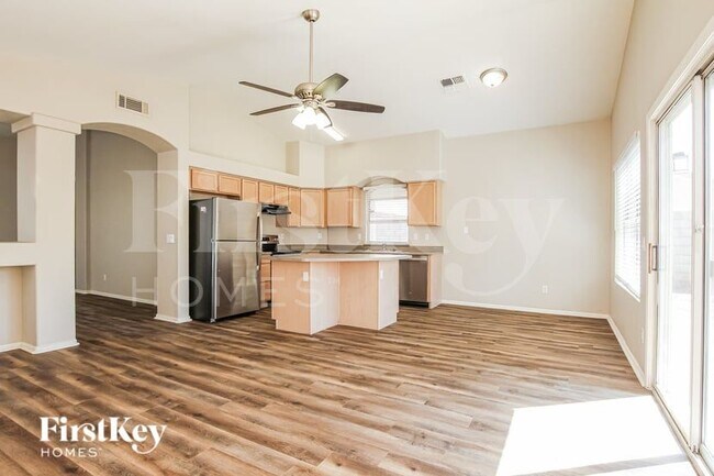 Foto del edificio - 15615 W Watkins St
